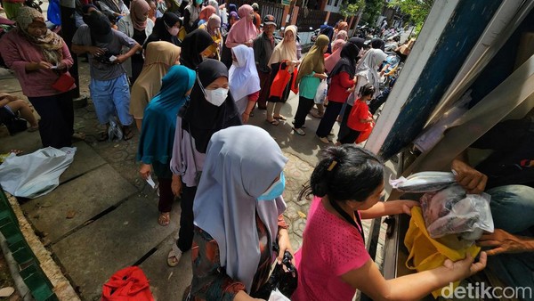 Sepekan Jelang Lebaran, Sembako Murah Diserbu Warga