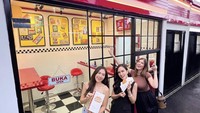 Shandy Aulia juga suka kulineran bersama teman-temannya. Mereka terlihat seru mencicipi burger di restoran ini. Foto: Instagram @shandyaulia