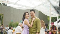 Kali ini Shandy Aulia dan suaminya terlihat bahagia menghandiri garden party. Mereka juga turut menikmati makanan di sana. Foto: Instagram @shandyaulia