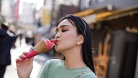 Tak hanya kulineran bersama suami, Shandy Aulia juga suka kulineran sendiri seperti saat ia menikmati es krim stoberi di Jepang. Foto: Instagram @shandyaulia