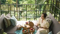 Wanita kelahiran 1987 itu sedang menikmati sarapan pagi di hotel resort. Dengan suasana sejuk, Shandy pun sembari menikmati teh hangat dan beberapa camilan. Foto: Instagram @shandyaulia