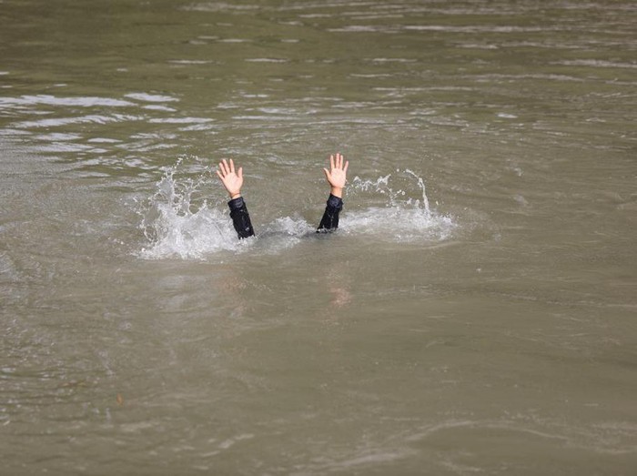 Pengakuan Mencengangkan: Wanita R Melaporkan Serangan Buaya Putih Sebelum Terjun ke Kali di Jakarta Barat