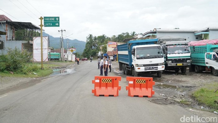 Sistem buka tutup di jalur Camba, Maros. Sistem buka tutup di jalur Camba, Maros.