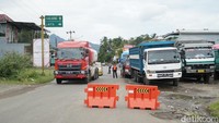 Kendaraan yang hendak melintas di luar jam buka tutup jalur terpaksa menepi dan menunggu terlebih dahulu. Foto: (Agung Pramono/detikSulsel)