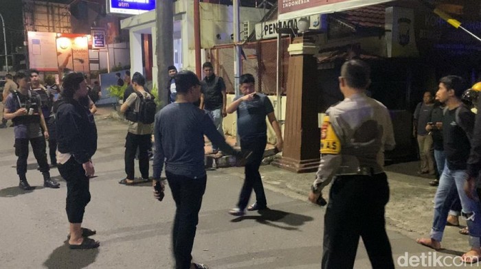 Suasana di Mapolres Pelabuhan Makassar pasca diserang OTK. (Reinhard/detikcom)