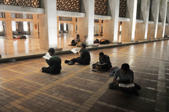 JAKARTA, INDONESIA - APRIL 14: Muslims fill the mosque praying while carrying out the early morning itikaf at the Istiqlal Mosque, Jakarta, Indonesia on April 14, 2023. The last 10 days of Ramadan 1444 Hijriah, the Istiqlal Mosque is open 24 hours for Muslims to carry out itikaf or stay silent in the mosque with the intention of getting closer to Allah by means of reading the Holy Quran more, dhikr, remembering self-deficiencies, praying sunnah, and praying until the end Ramadan to get the night of Lailat al-Qadr is the night of the revelation of the Holy Quran which is believed to occur on one of the odd nights in the last 10 days of Ramadan. (Photo by Dasril Roszandi/Anadolu Agency via Getty Images)