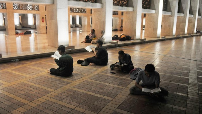 JAKARTA, INDONESIA - APRIL 14: Muslims fill the mosque praying while carrying out the early morning itikaf at the Istiqlal Mosque, Jakarta, Indonesia on April 14, 2023. The last 10 days of Ramadan 1444 Hijriah, the Istiqlal Mosque is open 24 hours for Muslims to carry out itikaf or stay silent in the mosque with the intention of getting closer to Allah by means of reading the Holy Quran more, dhikr, remembering self-deficiencies, praying sunnah, and praying until the end Ramadan to get the night of Lailat al-Qadr is the night of the revelation of the Holy Quran which is believed to occur on one of the odd nights in the last 10 days of Ramadan. (Photo by Dasril Roszandi/Anadolu Agency via Getty Images)