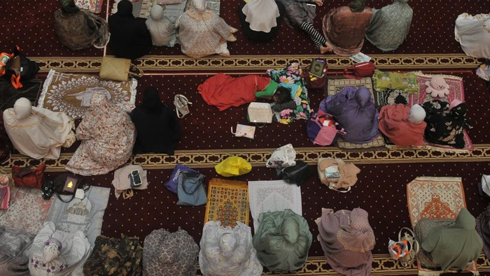 JAKARTA, INDONESIA - APRIL 14: Muslims fill the mosque praying while carrying out the early morning itikaf at the Istiqlal Mosque, Jakarta, Indonesia on April 14, 2023. The last 10 days of Ramadan 1444 Hijriah, the Istiqlal Mosque is open 24 hours for Muslims to carry out itikaf or stay silent in the mosque with the intention of getting closer to Allah by means of reading the Holy Quran more, dhikr, remembering self-deficiencies, praying sunnah, and praying until the end Ramadan to get the night of Lailat al-Qadr is the night of the revelation of the Holy Quran which is believed to occur on one of the odd nights in the last 10 days of Ramadan. (Photo by Dasril Roszandi/Anadolu Agency via Getty Images)