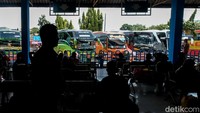 Diperkirakan, jumlah pemudik masih terus bertambah di terminal. 