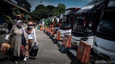 Potret Terminal Kampung Rambutan Mulai Padat Sepekan Jelang Lebaran