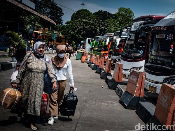 Potret Terminal Kampung Rambutan Mulai Padat Sepekan Jelang Lebaran