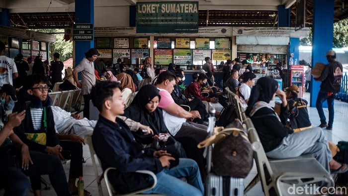 Arus mudik mulai dirasakan hari ini. Pemudik mulai berdatangan ke Terminal Kampung Rambutan, Jakarta Timur, menjelang Idul Fitri.