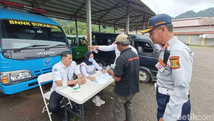 Suasana pemeriksaan tes urine sopir di Terminal Jubleg Sukabumi