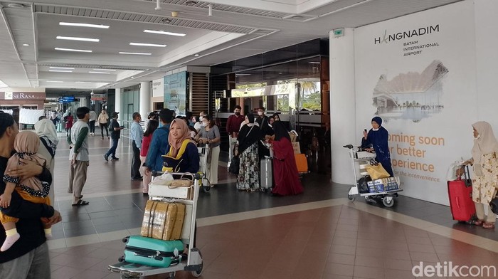 Suasana penumpang di Bandara Hang Nadim Batam. (Foto: Alamudin Hamapu)