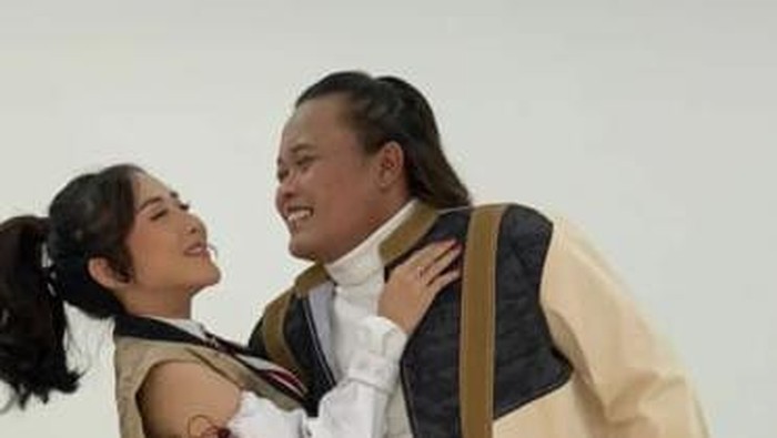 Kemesraan Sule dengan Ucie Sucita.