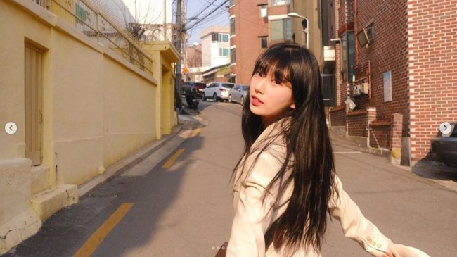 Pemilik nama lengkap Bae Suzy itu membuat netizen Korea gemas karena tampil dengan potongan rambut berponi. Foto: dok. Instagram @skuukzky