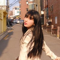 Pemilik nama lengkap Bae Suzy itu membuat netizen Korea gemas karena tampil dengan potongan rambut berponi. Foto: dok. Instagram @skuukzky