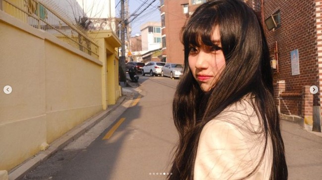 Dia terlihat seperti dirinya di masa remaja... Aku satu-satunya yang menua... Foto ini tidak diambil saat debutnya? Dia belum menua sedikit pun, Orang-orang akan percaya jika dia mengaku masih remaja, komentar sejumlah netizen Korea. Foto: dok. Instagram @skuukzky