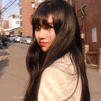 Dia terlihat seperti dirinya di masa remaja... Aku satu-satunya yang menua... Foto ini tidak diambil saat debutnya? Dia belum menua sedikit pun, Orang-orang akan percaya jika dia mengaku masih remaja, komentar sejumlah netizen Korea. Foto: dok. Instagram @skuukzky