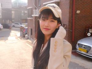7 Foto Suzy Bikin Netizen Gemas, Disebut Bak ABG karena Tak Menua