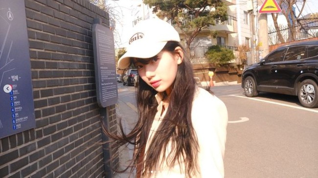 Unggahan fotonya sontak menjadi perbincangan netizen Korea. Di usianya yang menginjak 28 tahun, wajah Suzy seakan menolak untuk menua. Foto: dok. Instagram @skuukzky