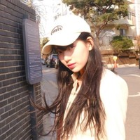 Unggahan fotonya sontak menjadi perbincangan netizen Korea. Di usianya yang menginjak 28 tahun, wajah Suzy seakan menolak untuk menua. Foto: dok. Instagram @skuukzky