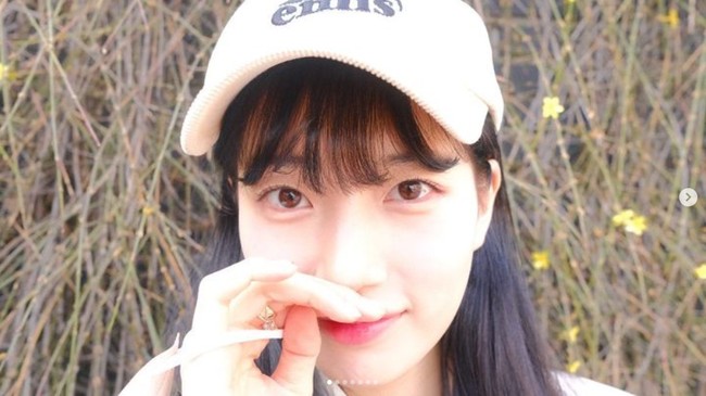 Suzy menyapa penggemar dengan membagikan foto terbarunya pada Kamis (13/4/2023). Aktris cantik itu berpose candid di jalanan sekitar dalam balutan busana sederhana. Foto: dok. Instagram @skuukzky