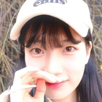 Suzy menyapa penggemar dengan membagikan foto terbarunya pada Kamis (13/4/2023). Aktris cantik itu berpose candid di jalanan sekitar dalam balutan busana sederhana. Foto: dok. Instagram @skuukzky