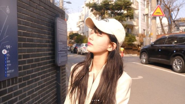 Suzy memotong rambutnya karena akan membintangi drama Korea Netflix Doona! tahun ini. Penggemar dapat menantikan penampilannya sebagai idol KPop terkenal yang mendadak pensiun dan kembali ke bangku kuliah. Foto: dok. Instagram @skuukzky