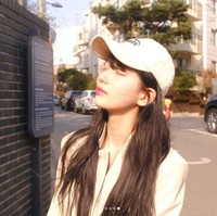 Suzy memotong rambutnya karena akan membintangi drama Korea Netflix Doona! tahun ini. Penggemar dapat menantikan penampilannya sebagai idol KPop terkenal yang mendadak pensiun dan kembali ke bangku kuliah. Foto: dok. Instagram @skuukzky