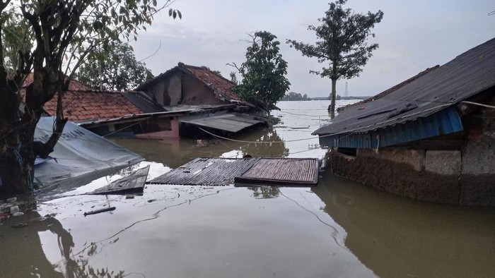 Tim berbuatbaik.id bersama Uncle Teebob atau Tubagus Zainal Arifin dan relawan lainnya bergerak membantu para korban banjir di Karawang. Ini updatenya!