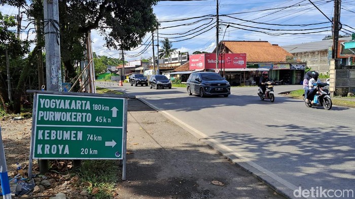 Papan petunjuk jalan alternatif terpasang di simpang Slarang, Kecamatan Kesugihan, Kabupaten Cilacap, Jumat (14/3/2023).