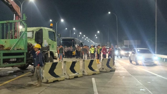 Tol Jatikarya Dibuka Kembali Usai 3 Jam Diblokade Warga  (Wildan-detikcom)