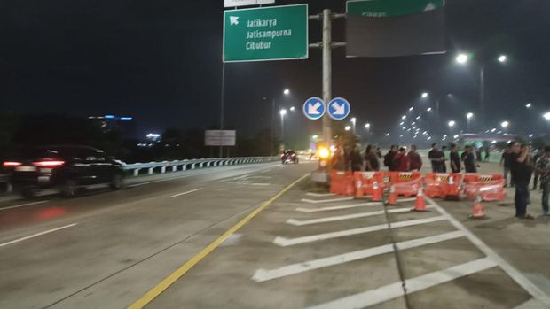 Tol Jatikarya Dibuka Kembali Usai 3 Jam Diblokade Warga  (Wildan-detikcom)