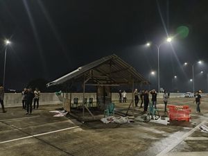 Situasi Terkini di Tol Jatikarya, Ada Bale di Tengah Jalan