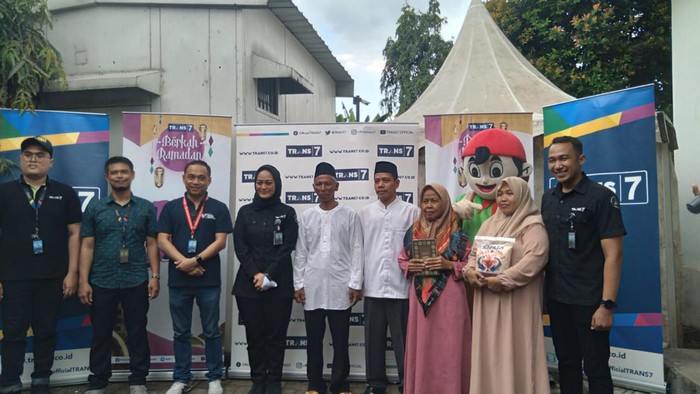 Trans7 Bagi-bagi Ratusan Paket Sembako ke Warga Joglo