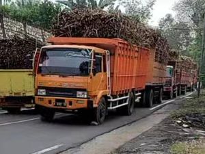 Truk Tebu Tak Kuat Nanjak Bikin Jalur Blitar-Malang Macet Panjang