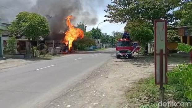 truk terbakar di tuban