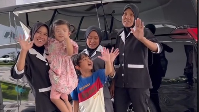 Viral majikan yang memberikan uang THR Rp 100 juta dan memberikan penginapan mewah. Tak hanya itu, pembantunya juga diberi hadiah untuk naik helikopter.