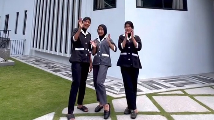 Viral majikan yang memberikan uang THR Rp 100 juta dan memberikan penginapan mewah. Tak hanya itu, pembantunya juga diberi hadiah untuk naik helikopter.