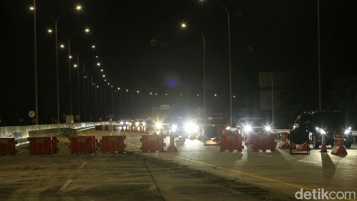 Warga kembali menutup akses Tol Jatikarya, Kamis (13/4/2023) malam.