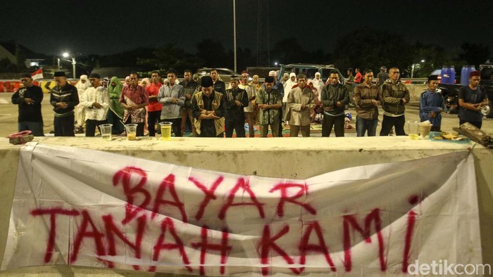 Warga kembali menutup akses Tol Jatikarya, Kamis (13/4/2023) malam.