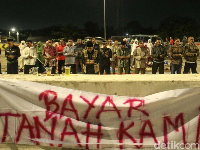 Warga kembali menutup akses Tol Jatikarya, Kamis (13/4/2023) malam.