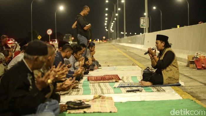 Warga Blokir Tol Jatikarya Warga kembali menutup akses Tol Jatikarya, Kamis (13/4/2023) malam.