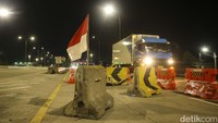 Warga juga mengibarkan bendera merah putih di Tol Jatikarya.