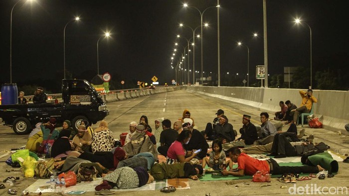 Warga Blokir Tol Jatikarya Warga kembali menutup akses Tol Jatikarya, Kamis (13/4/2023) malam.