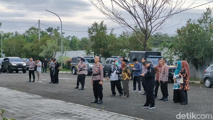 Warga dan polisi saat menyelematkan diri dari gempa di Taman Budaya Kulon Progo, Pengasih, Kulon Progo, Jumat (14/4/2023).