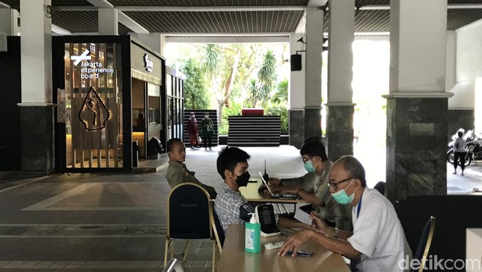 Warga Disuntik Vaksin Booster di Balai Kota DKI