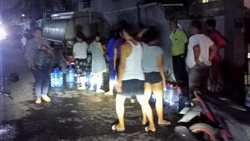 Pasokan air bersih PDAM di Badung mati sejak Kamis (13/4/2023) hingga hari ini, Jumat (14/4/2023). Warga mengantre air bersih bantuan.