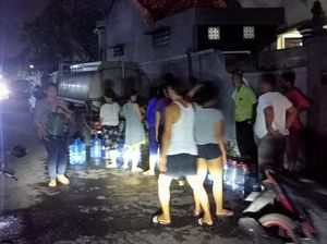 PDAM Mati, Warga Mengantre Tetesan Air Bersih Bantuan